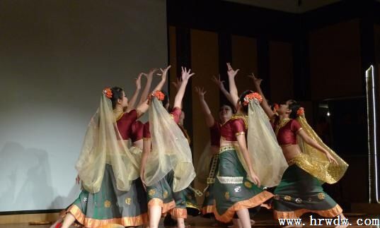 “情系南洋”中馬青少年同臺演繹民族舞展開藝術交流