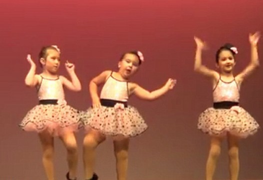 美國6歲女孩大秀踢踏舞技 爆萌視頻吸引百萬點擊